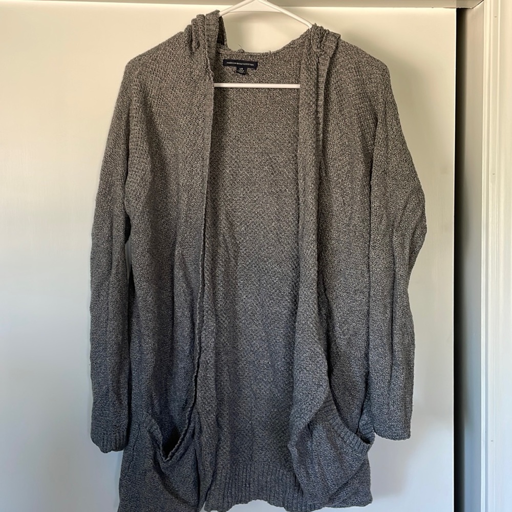 Size L cardigan sweater.